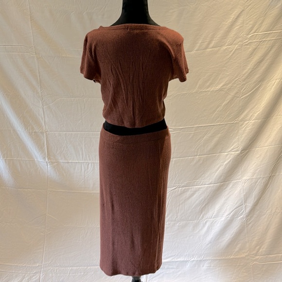 NWOT ALMOST FAMOUS Womens Brown Stretch Ribbed Short Sleeve V Neck Top Juniors - Picture 5 of 8